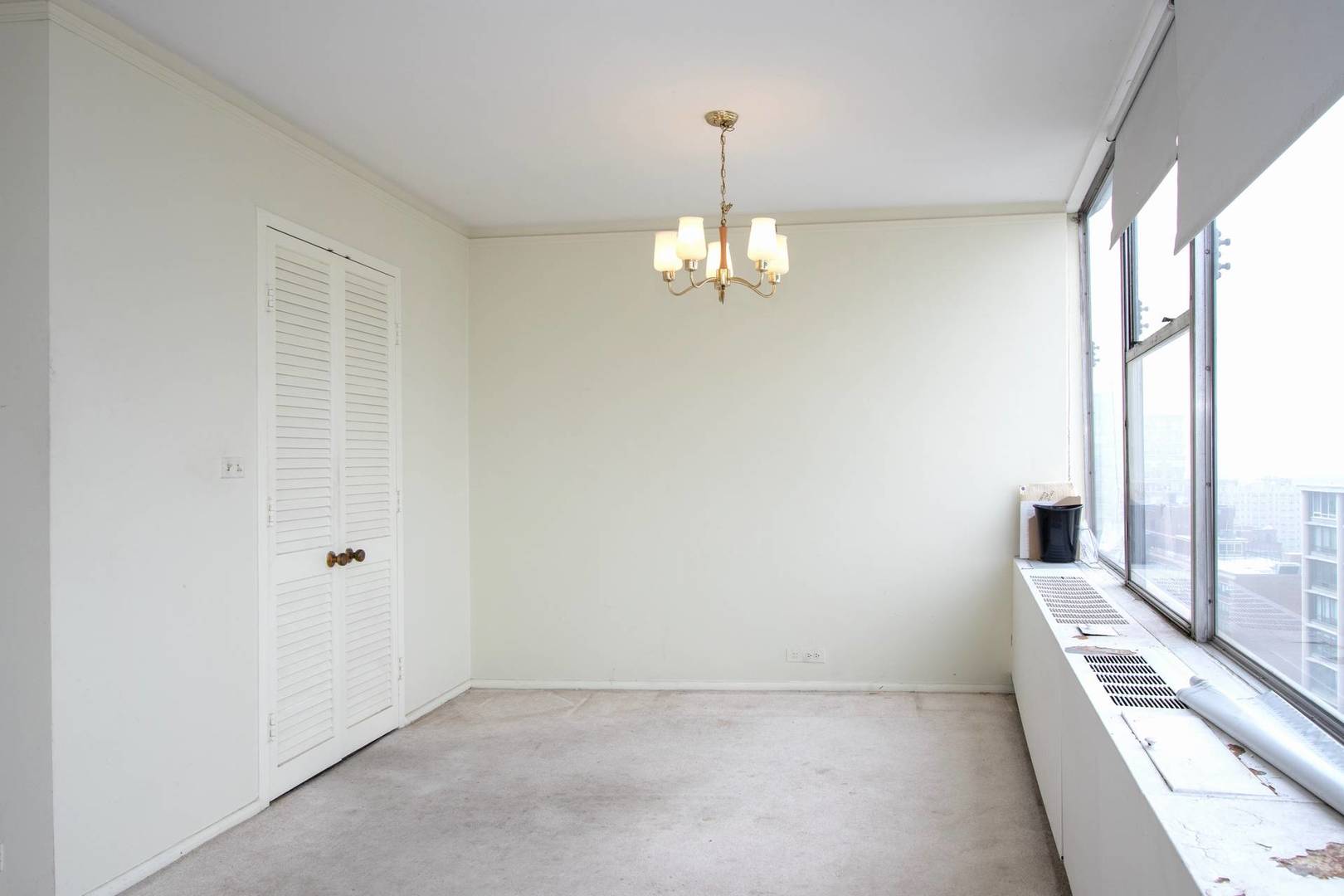 5757 North Sheridan Road, Unit 18J Chicago, IL 60660 - Photo 4 of 16 en empty room with windows
