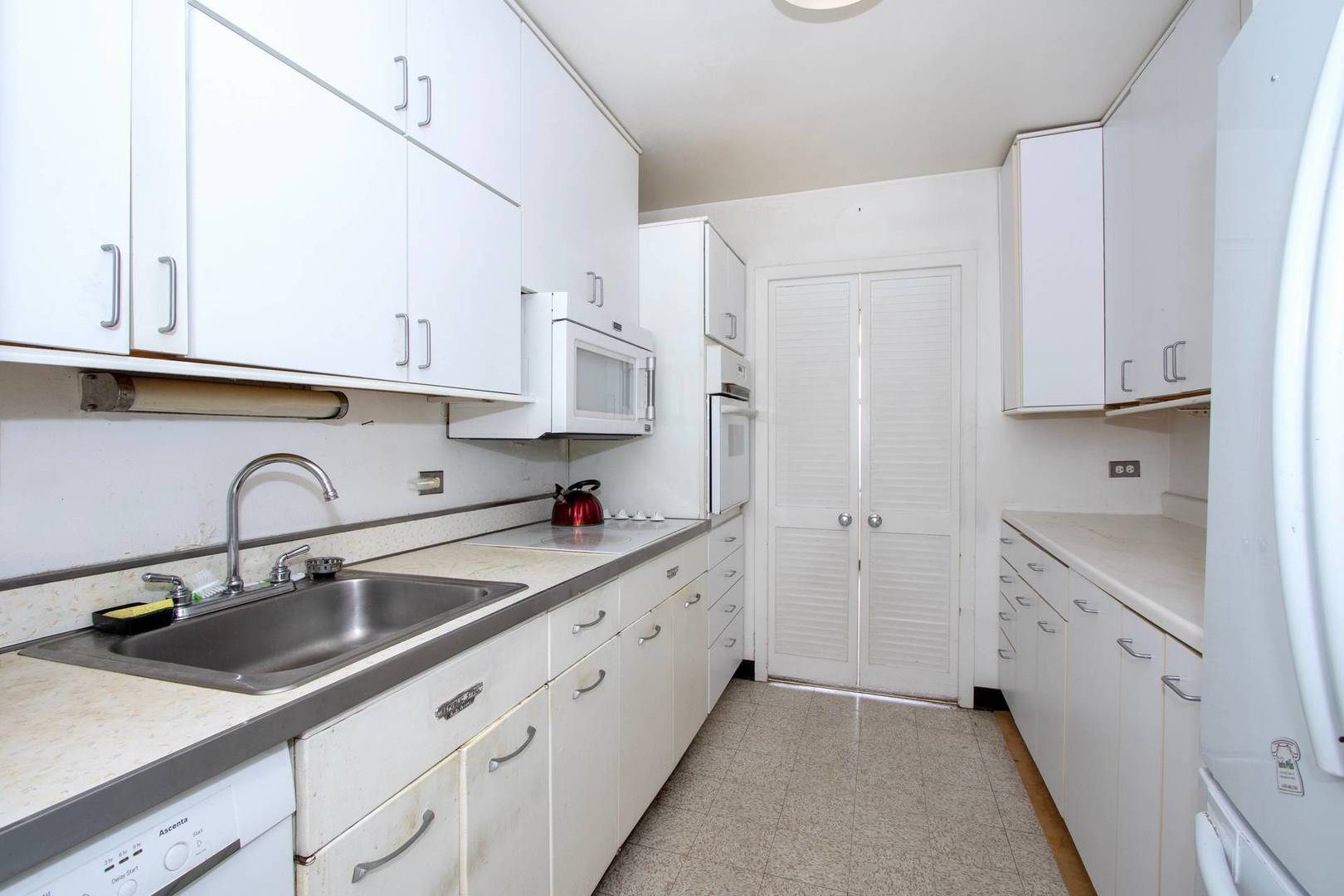5757 North Sheridan Road, Unit 18J Chicago, IL 60660 - Photo 5 of 16 a kitchen with stainless steel appliances granite countertop a sink stove and cabinets