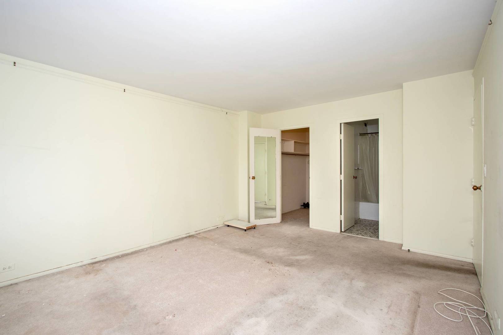 5757 North Sheridan Road, Unit 18J Chicago, IL 60660 - Photo 8 of 16 an empty room with a natural light