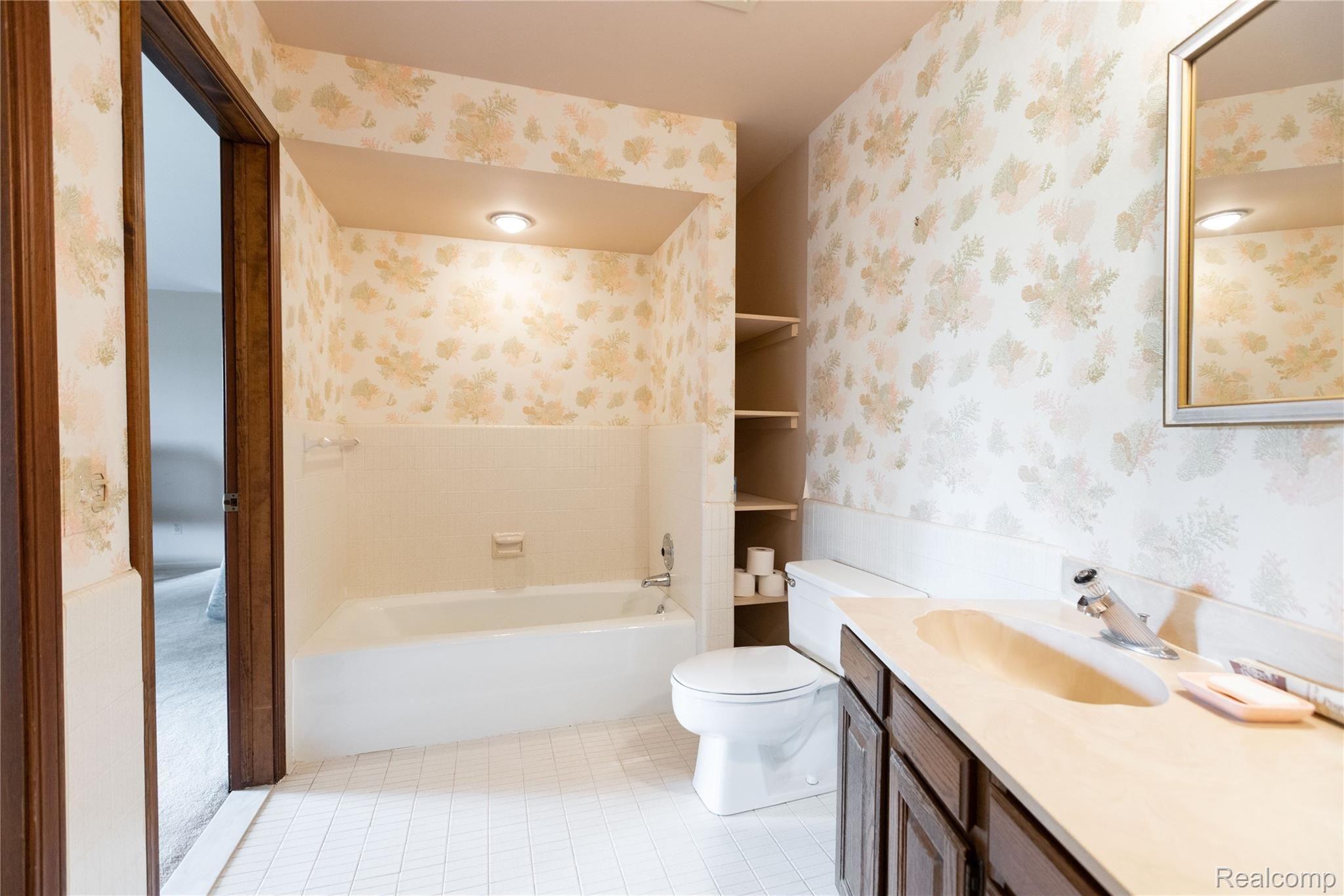 25728 Meridian Road Grosse Ile, MI 48138 - Photo 34 of 49 Jack/Jill Bathroom