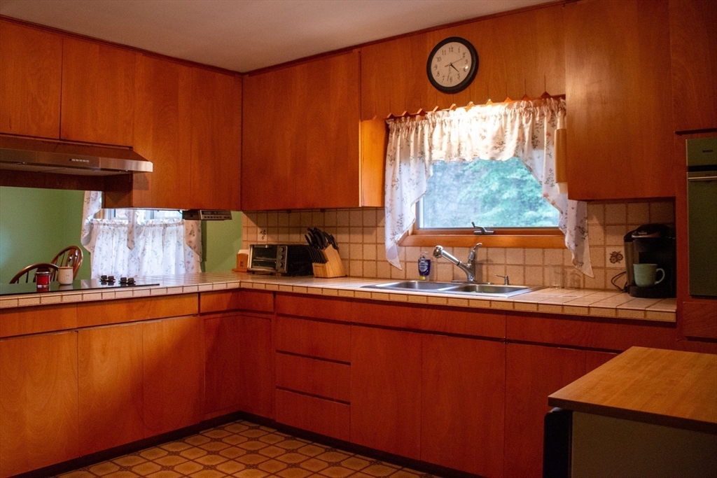 29 Charlton Road Dudley, MA 01571 - Photo 11 of 30