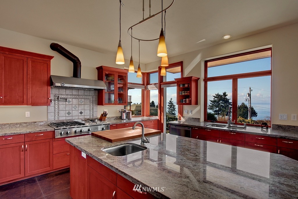 16915 Talbot Road Edmonds, WA 98026 - Photo 3 of 15 Gallery Image 3