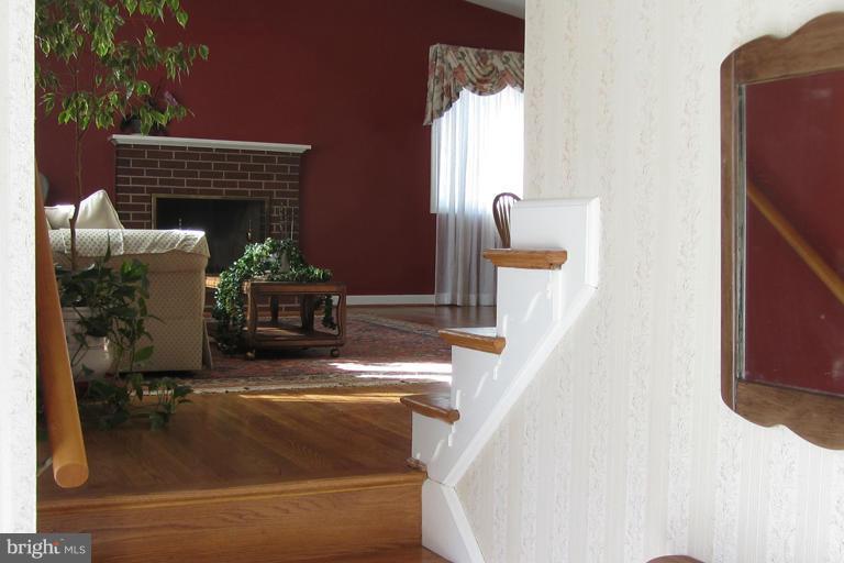 6307 Stoneham Road Bethesda, MD 20817 - Photo 3 of 27 Interior (General)