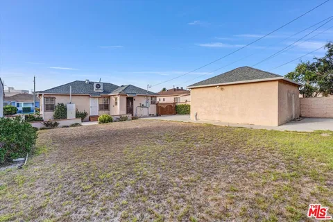 a view of a back yard of the house