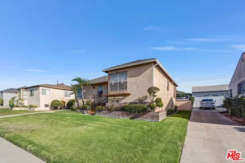 a view of a house with backyard
