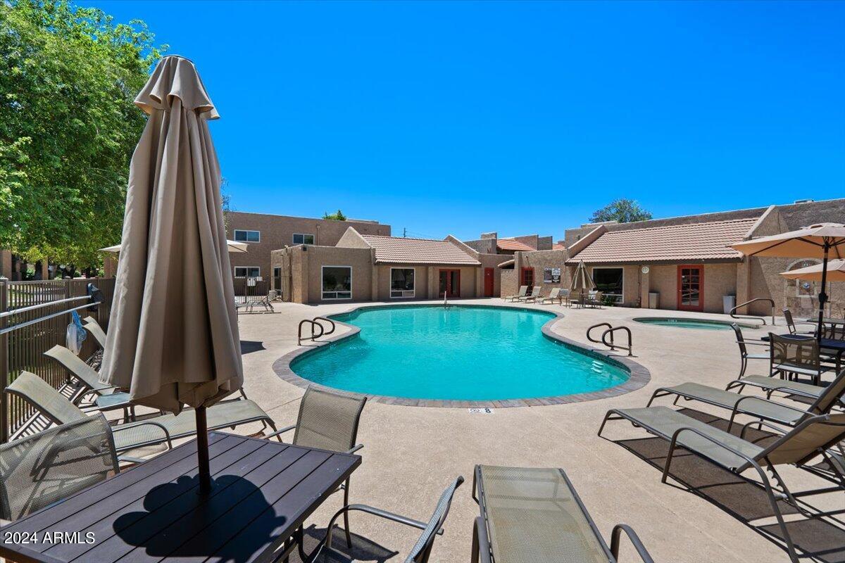 5525 East Thomas Road, Unit D4 Phoenix, AZ 85018 - Photo 26 of 27 28-Community pool