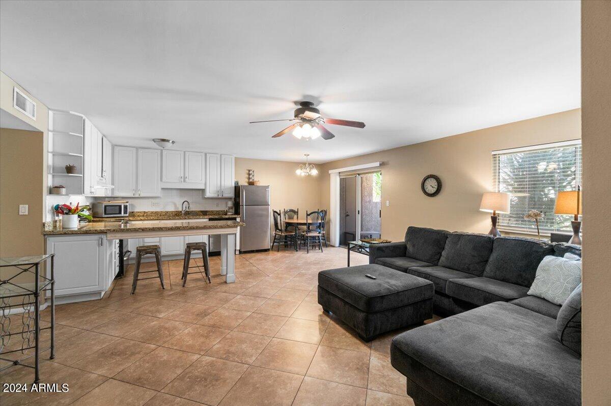 5525 East Thomas Road, Unit D4 Phoenix, AZ 85018 - Photo 3 of 27 05-Living Room & Kitchen
