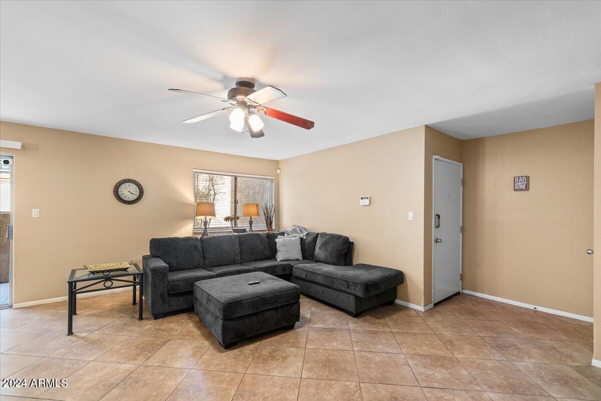 5525 East Thomas Road, Unit D4 Phoenix, AZ 85018 - Photo 4 of 27 06-Living Room & Entry