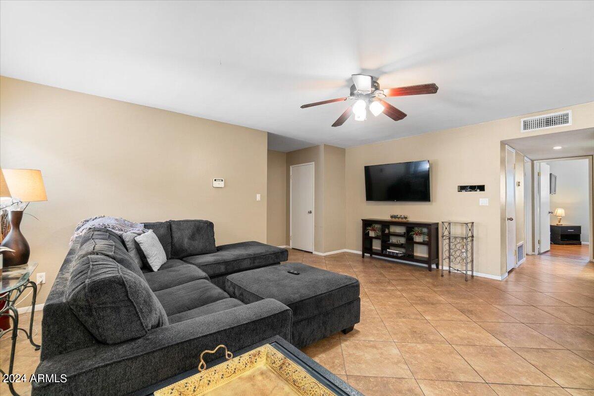 5525 East Thomas Road, Unit D4 Phoenix, AZ 85018 - Photo 6 of 27 08-Living Room