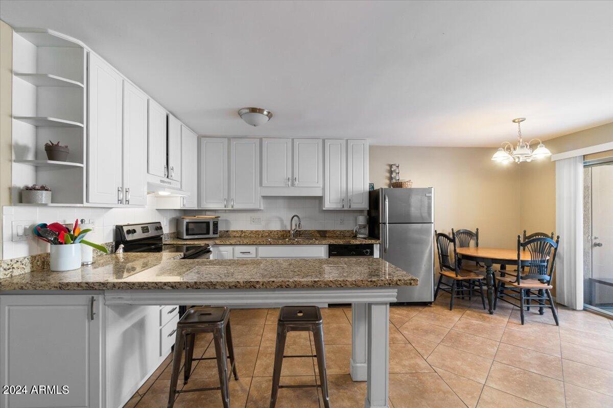 5525 East Thomas Road, Unit D4 Phoenix, AZ 85018 - Photo 7 of 27 09-Kitchen