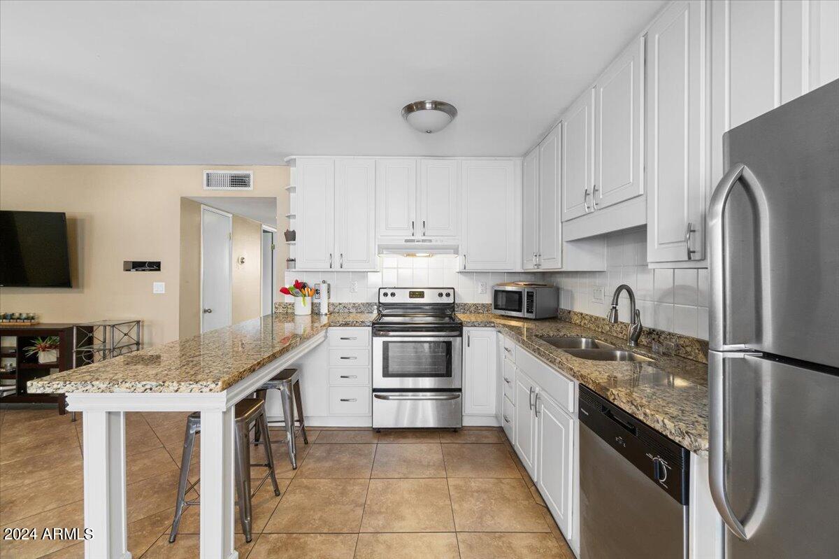 5525 East Thomas Road, Unit D4 Phoenix, AZ 85018 - Photo 8 of 27 10-Kitchen