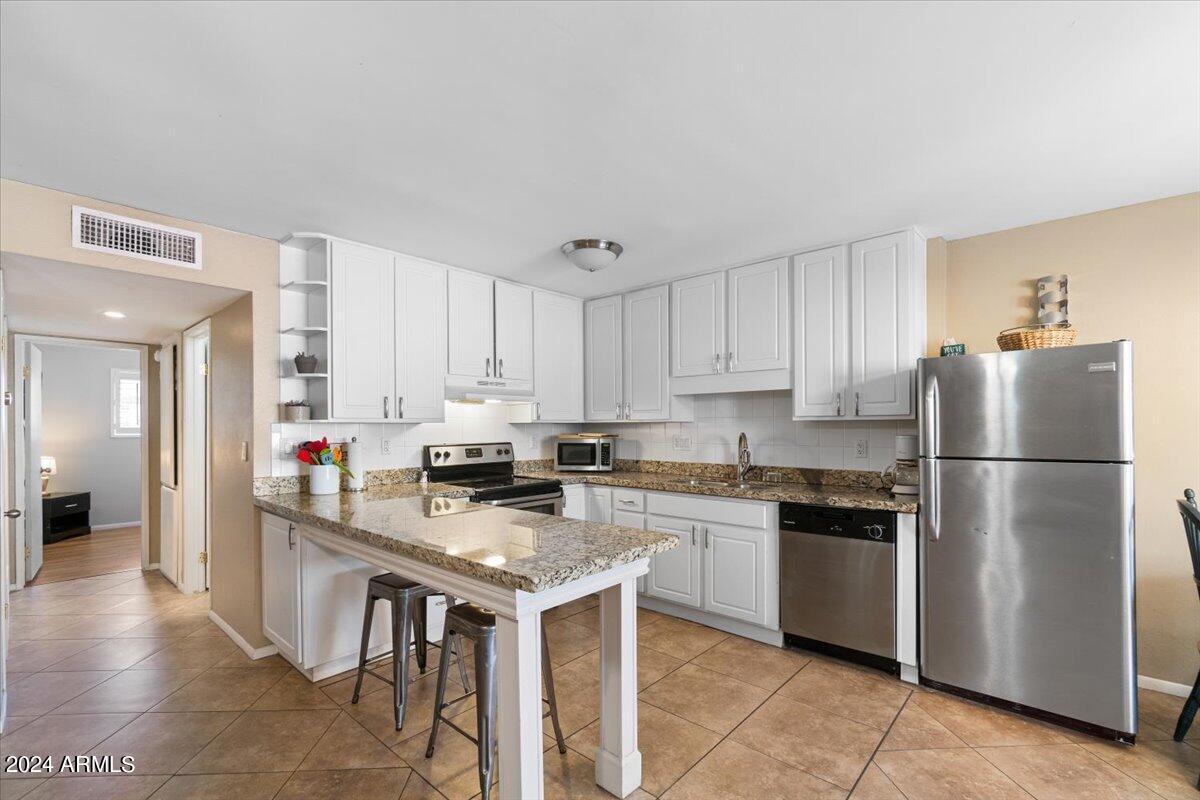 5525 East Thomas Road, Unit D4 Phoenix, AZ 85018 - Photo 9 of 27 11-Kitchen