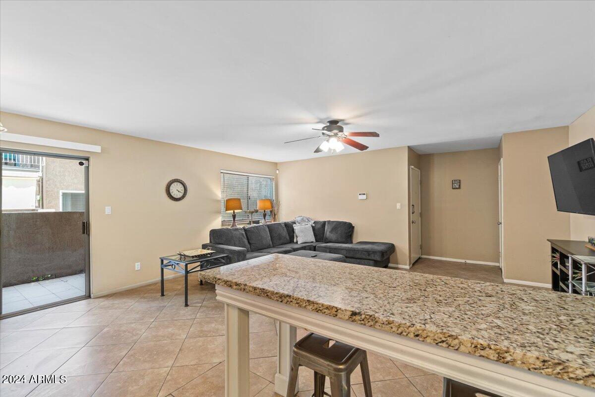 5525 East Thomas Road, Unit D4 Phoenix, AZ 85018 - Photo 10 of 27 12-Kitchen