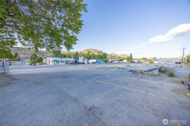 $1,250,000 | 804 East Woodin Avenue, Chelan, WA 98816