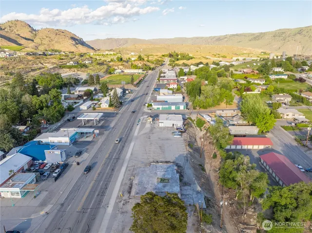 $1,250,000 | 804 East Woodin Avenue, Chelan, WA 98816