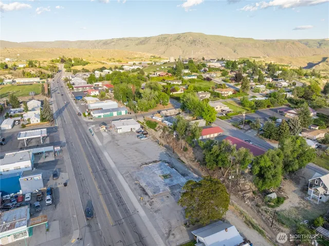 $1,250,000 | 804 East Woodin Avenue, Chelan, WA 98816