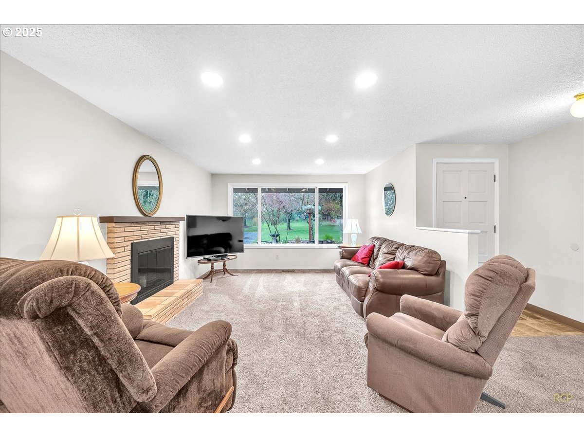 33807 Tarbell Road Scappoose, OR 97056 - Photo 18 of 44 Living Room