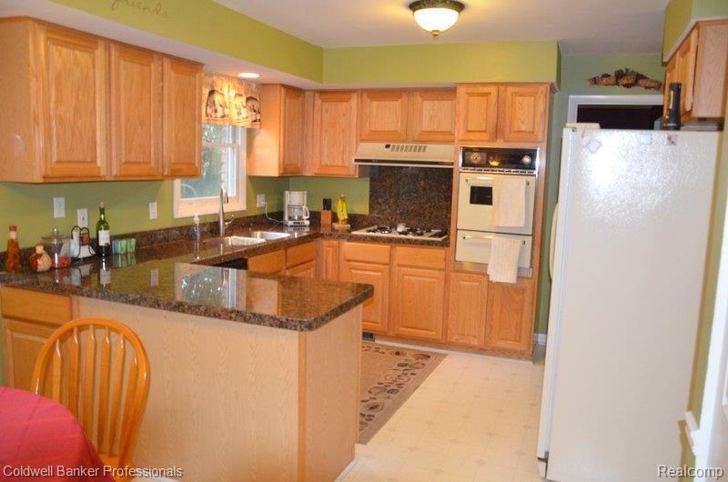 31245 Old Stage Road Franklin, MI 48025 - Photo 2 of 21 Kitchen with granite couners