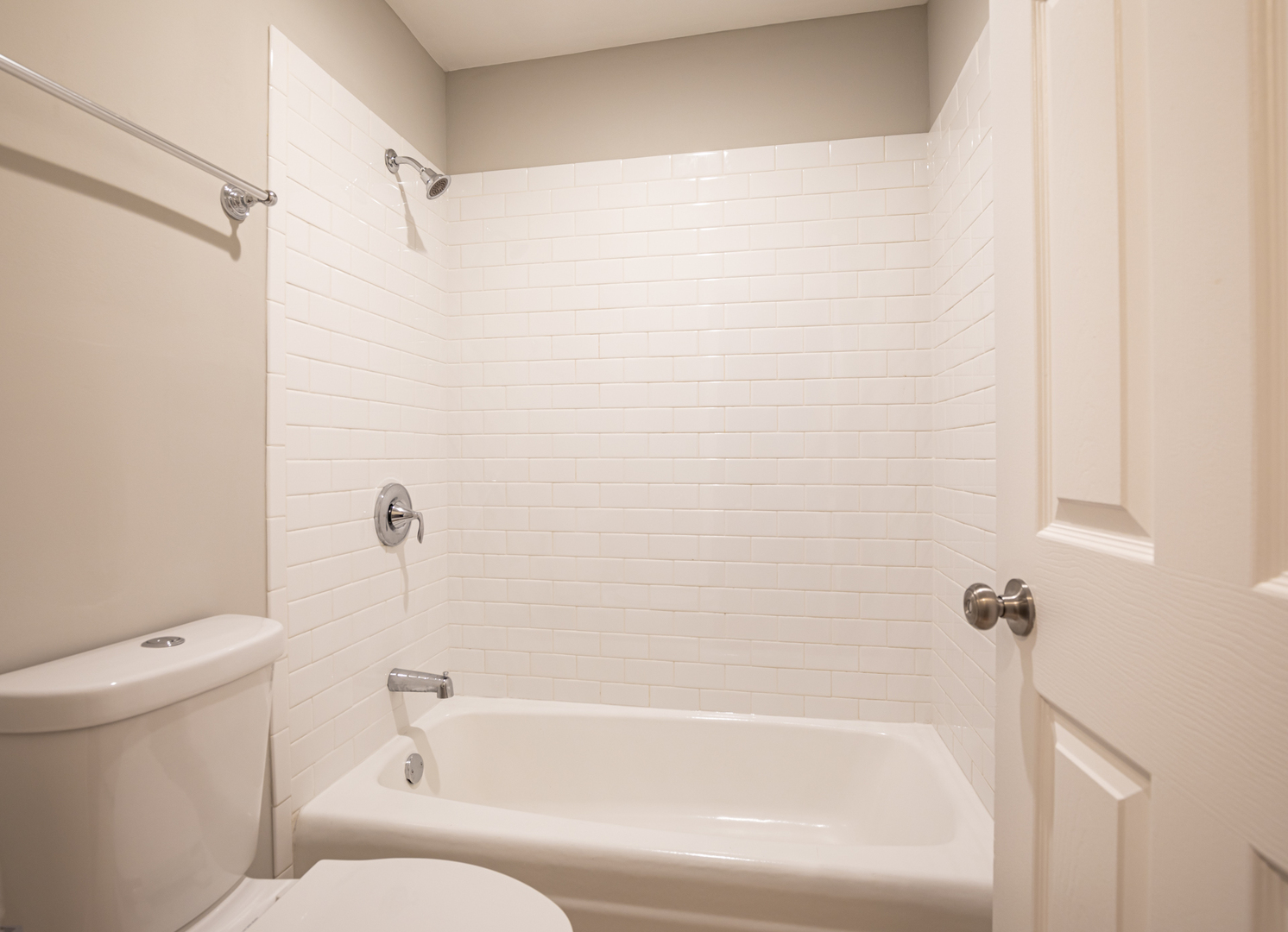 850 South Lorraine Road, Unit 1J Wheaton, IL 60189 - Photo 17 of 22 a bathroom with a bathtub and a toilet