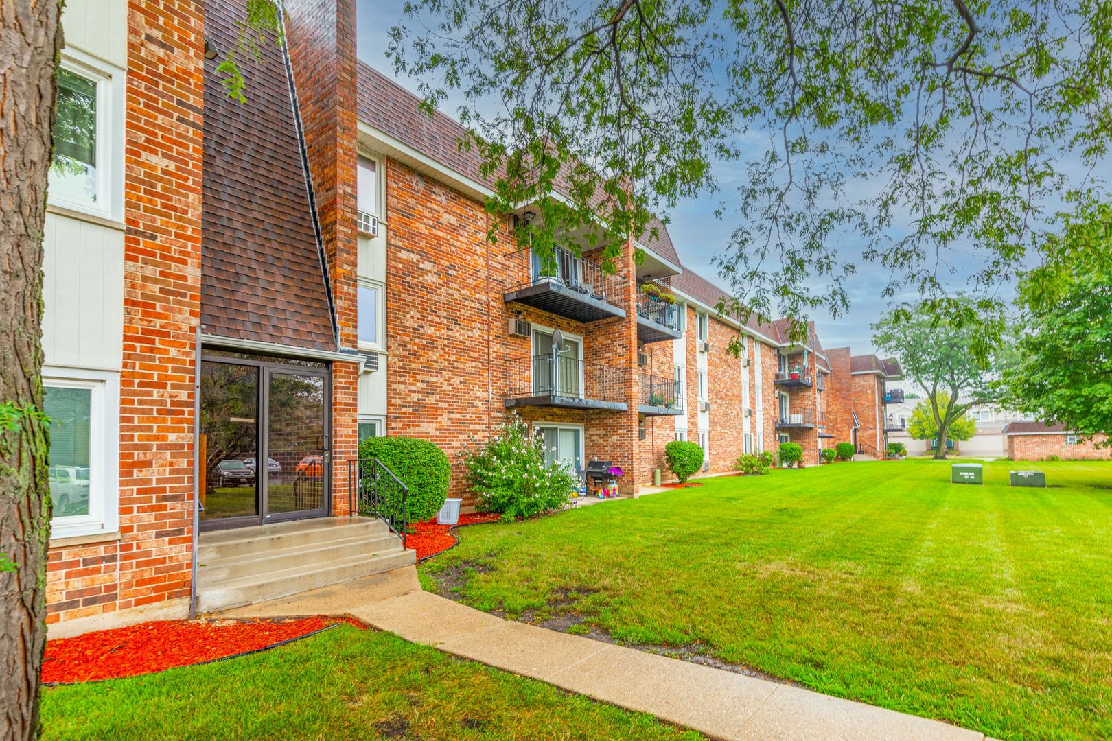 850 South Lorraine Road, Unit 1J Wheaton, IL 60189 - Photo 4 of 22 a view of a house with a yard