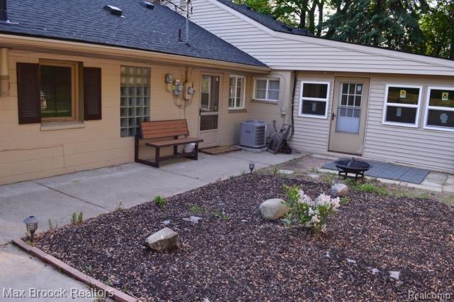 23862 Berg Road Southfield, MI 48033 - Photo 4 of 69 Lovley Yard.jpg