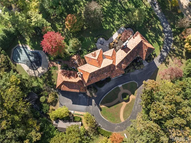 $3,200,000 | 8 Carrswold Drive, Clayton, MO 63105