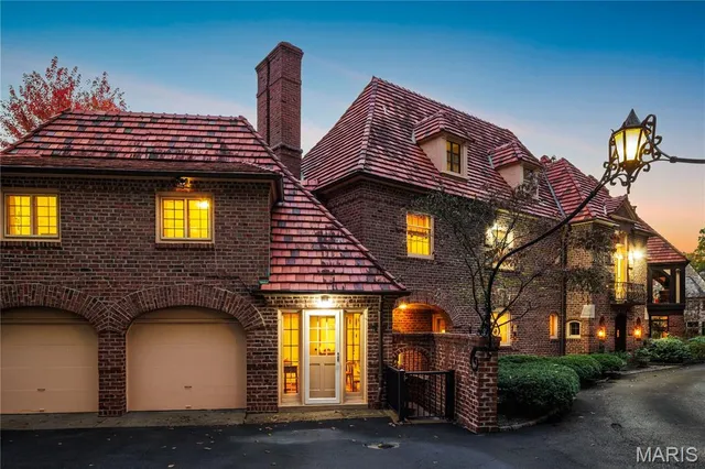 $3,200,000 | 8 Carrswold Drive, Clayton, MO 63105