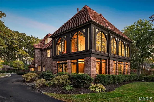 $3,200,000 | 8 Carrswold Drive, Clayton, MO 63105