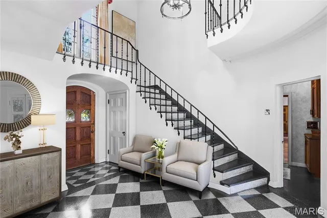 $3,200,000 | 8 Carrswold Drive, Clayton, MO 63105