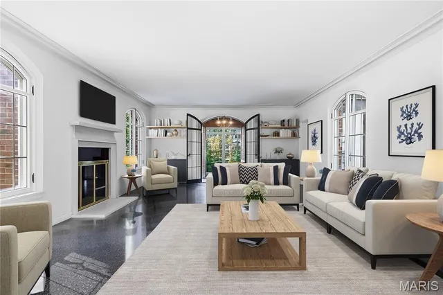 $3,200,000 | 8 Carrswold Drive, Clayton, MO 63105