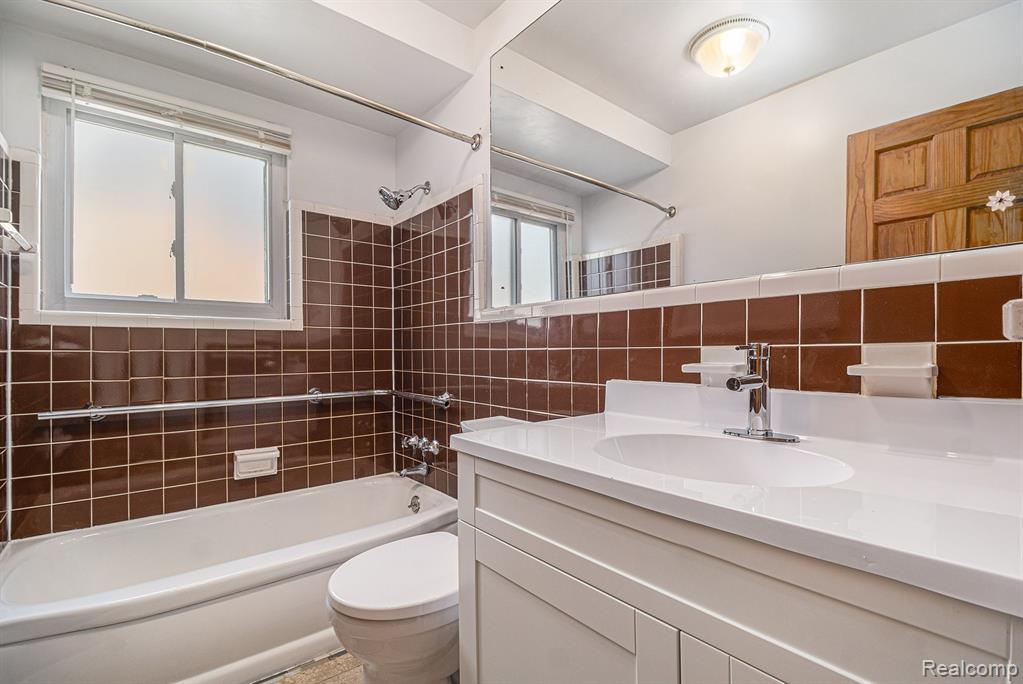 26842 Ford Road Dearborn Heights, MI 48127 - Photo 19 of 36