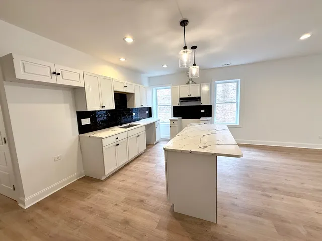 $1,500 | 7841 South Essex Avenue, Unit 1S, Chicago, IL 60649