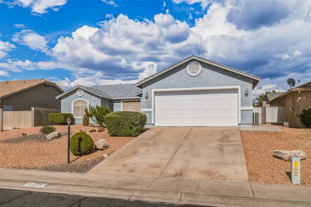 2144 Ridgeview Road Kingman, AZ 86401 - Photo 5 of 49 a front view of a house with a yard