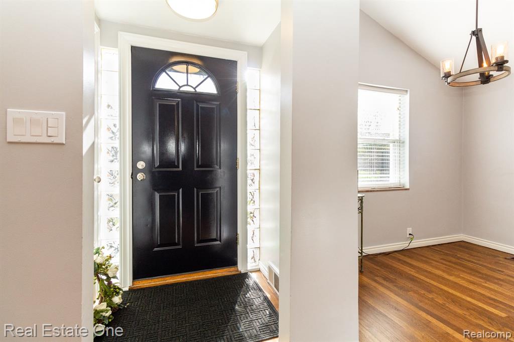 1433 Courtland Boulevard Rochester Hills, MI 48307 - Photo 4 of 35