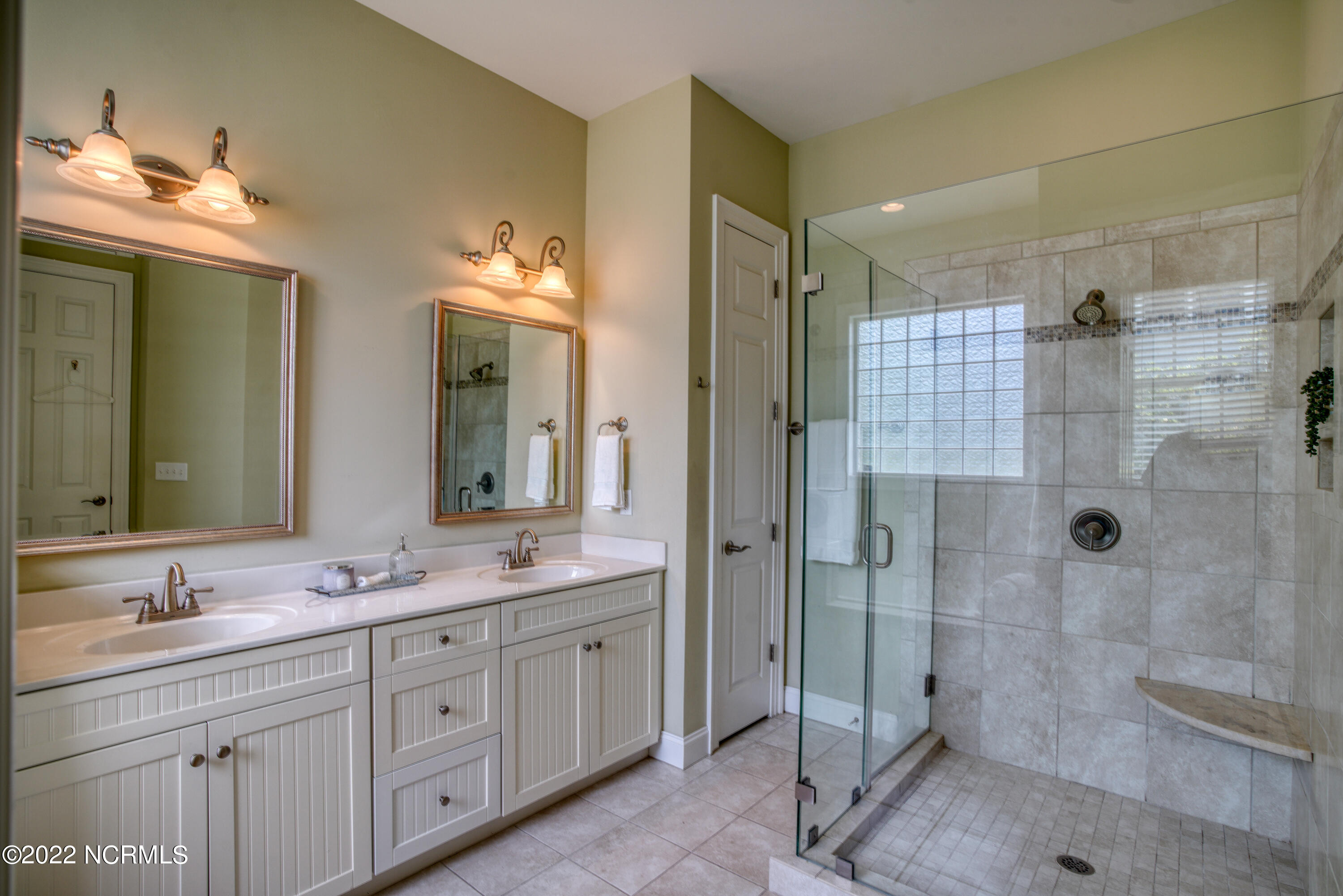 604 Tanbridge Road Wilmington, NC 28405 - Photo 16 of 33 Master Bathroom