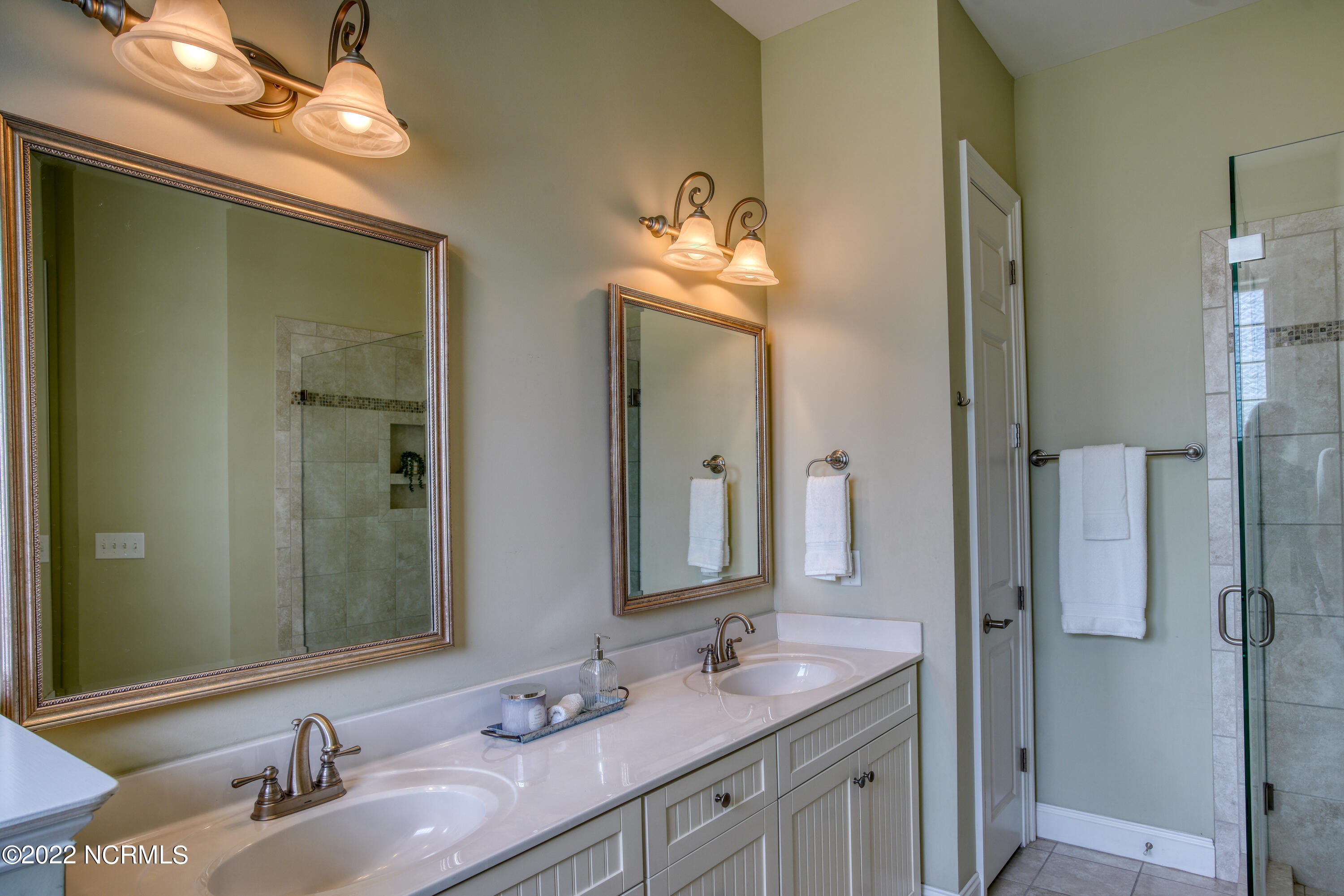 604 Tanbridge Road Wilmington, NC 28405 - Photo 17 of 33 Master Bathroom