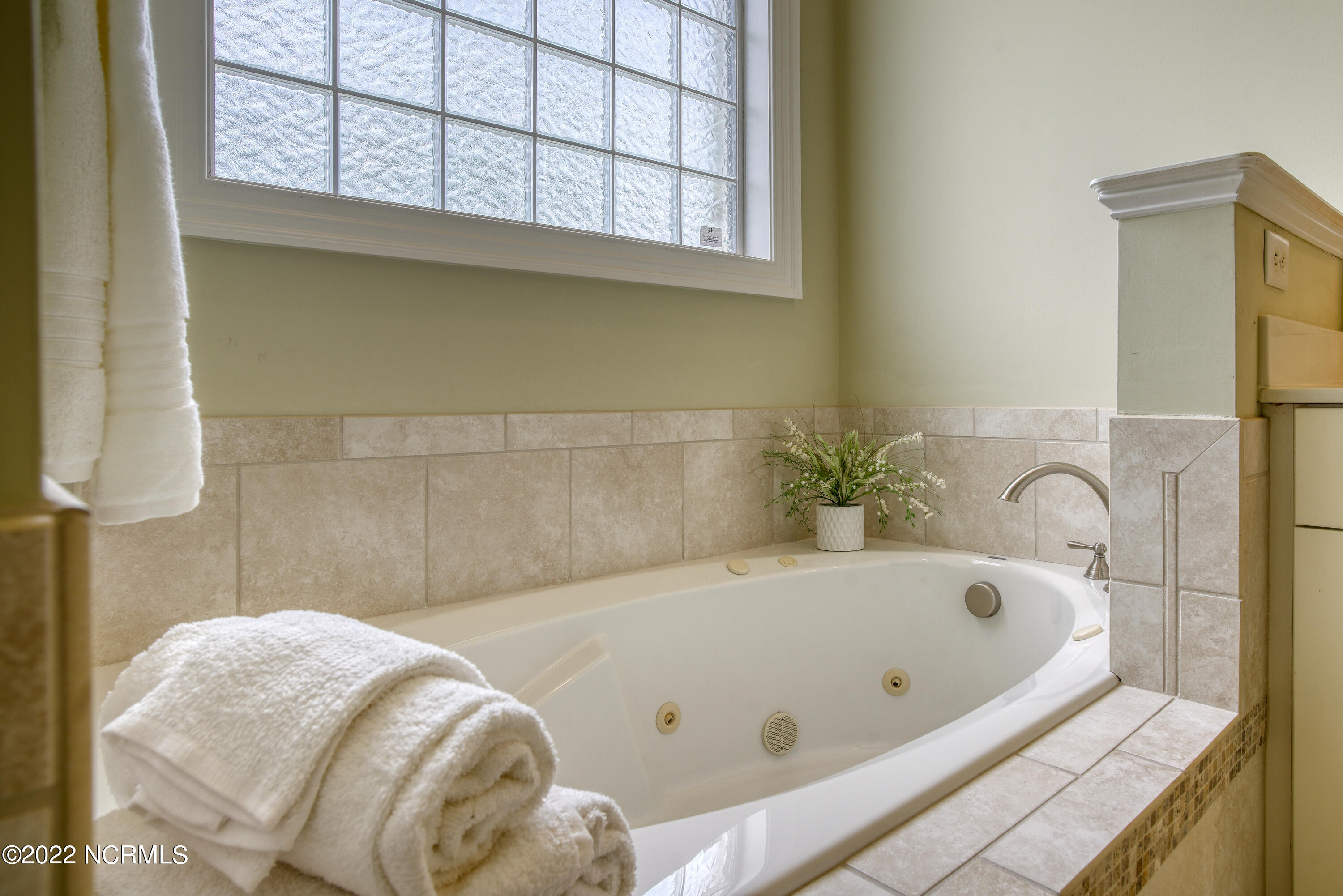 604 Tanbridge Road Wilmington, NC 28405 - Photo 19 of 33 Master Bathroom