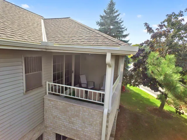 $309,900 | 18740 Emerald Circle, Unit E, Brookfield, WI 53045