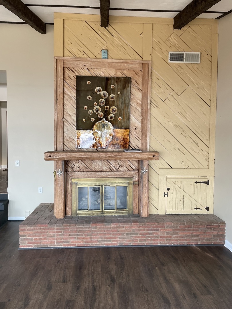 3512 Riverview Lake Road Metropolis, IL 62960 - Photo 10 of 20 a view of fireplace and wooden floor