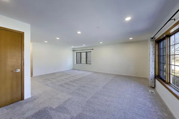 $2,500 | 1209 East Davis Street, Unit 2, Arlington Heights, IL 60005