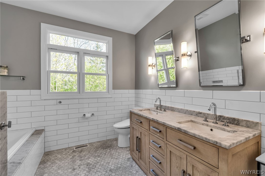 580 North Forest Road Amherst, NY 14221 - Photo 7 of 32 Primary En Suite Bath