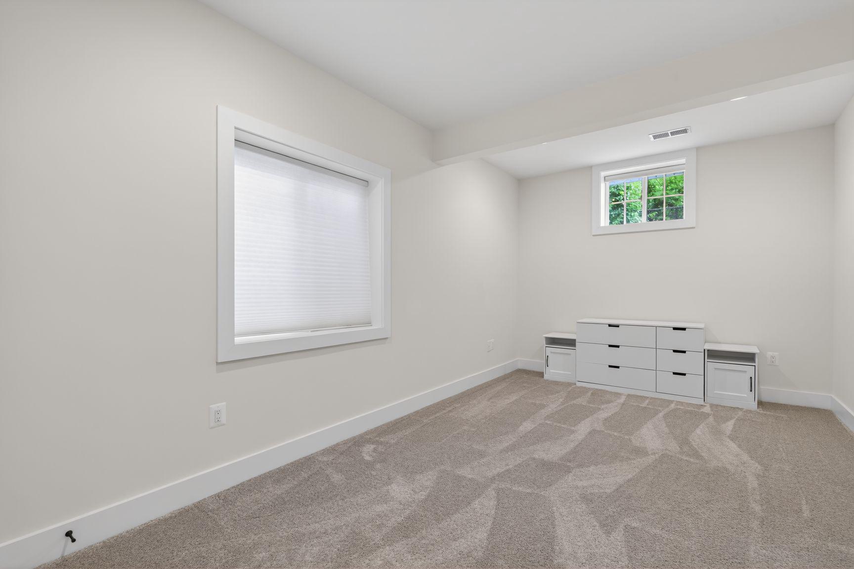 6213 Mcconnell Lane Springfield, VA 22152 - Photo 35 of 39 an empty room with windows and closet