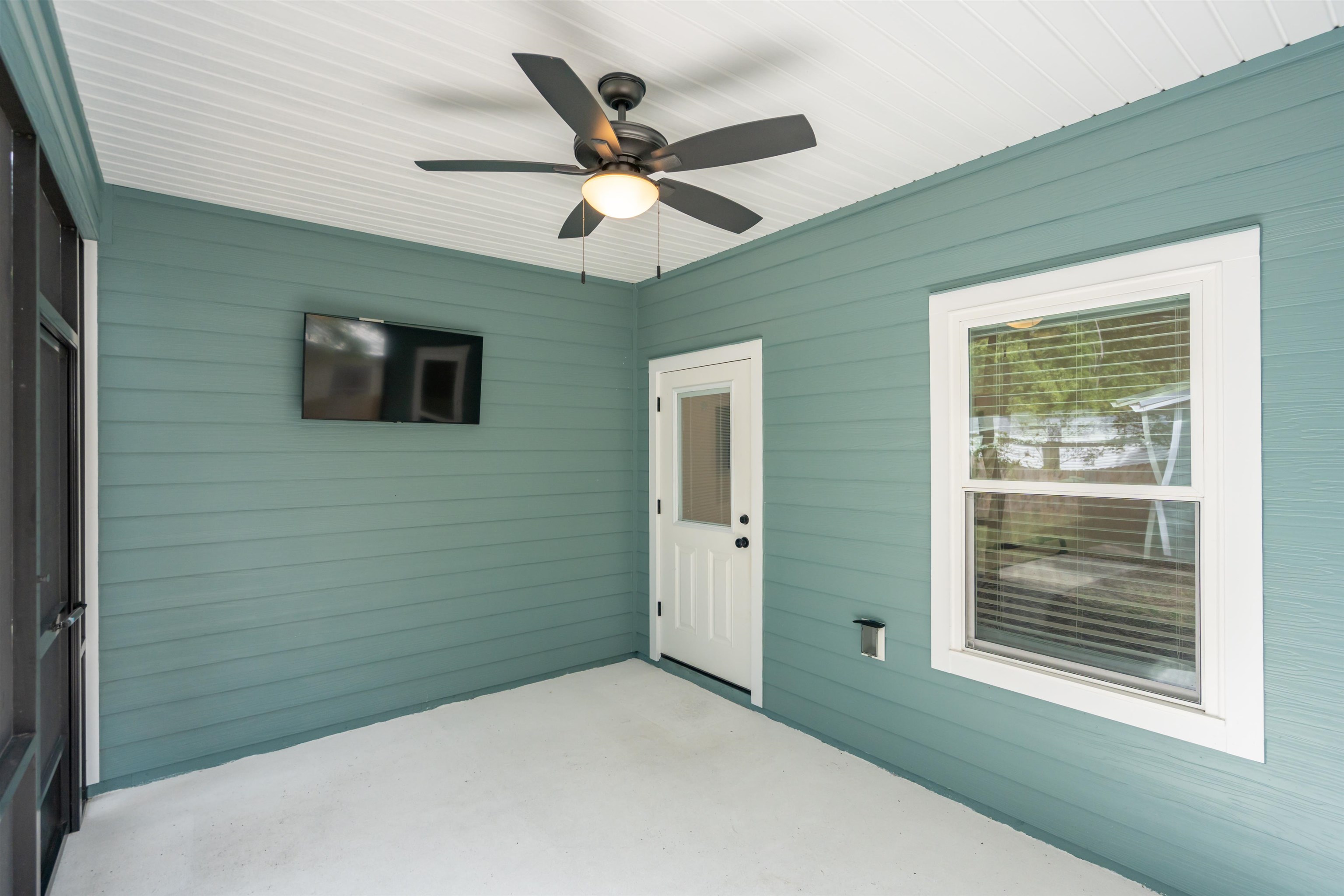 141 Webb Street St. Augustine, FL 32084 - Photo 20 of 33 a bedroom with a bed and a window
