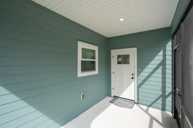 a view of a livingroom with an entryway