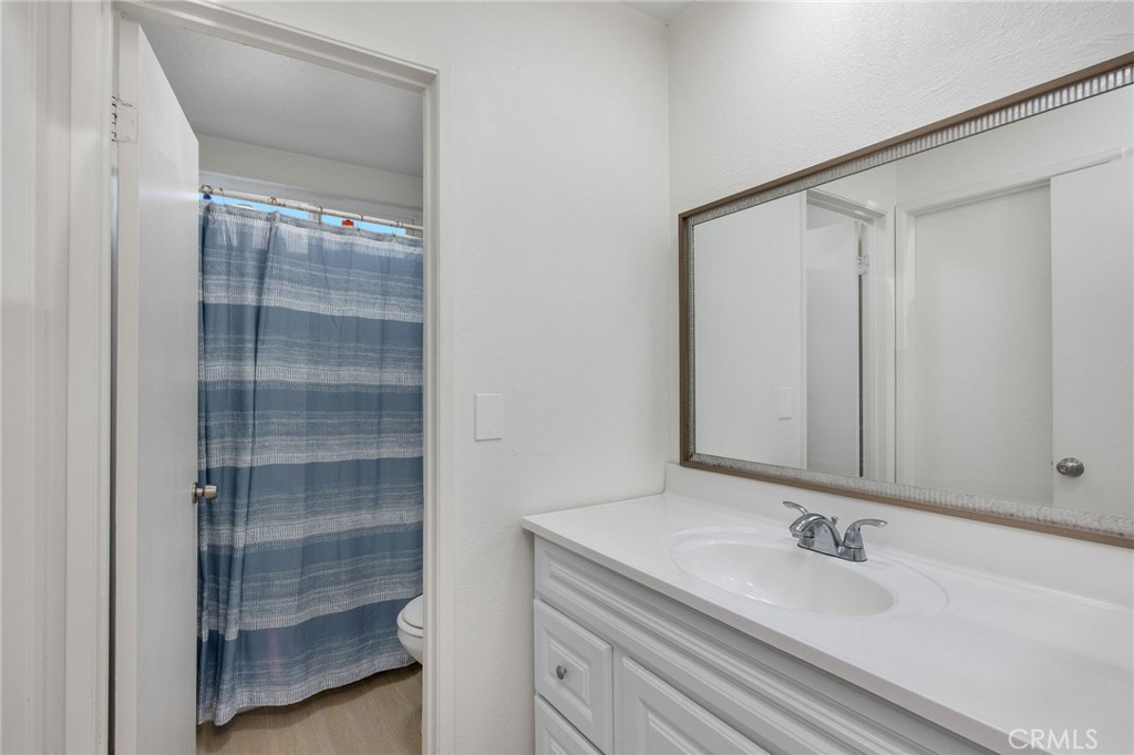 204 Springfield Avenue Huntington Beach, CA 92648 - Photo 25 of 40 Unit B - Bathroom