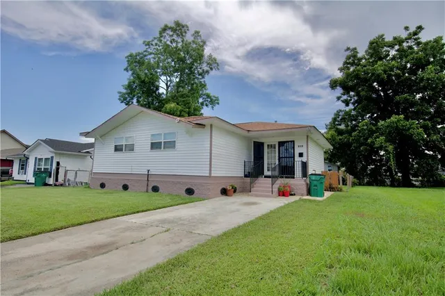$179,999 | 213 Travis Drive, Westwego, LA 70094