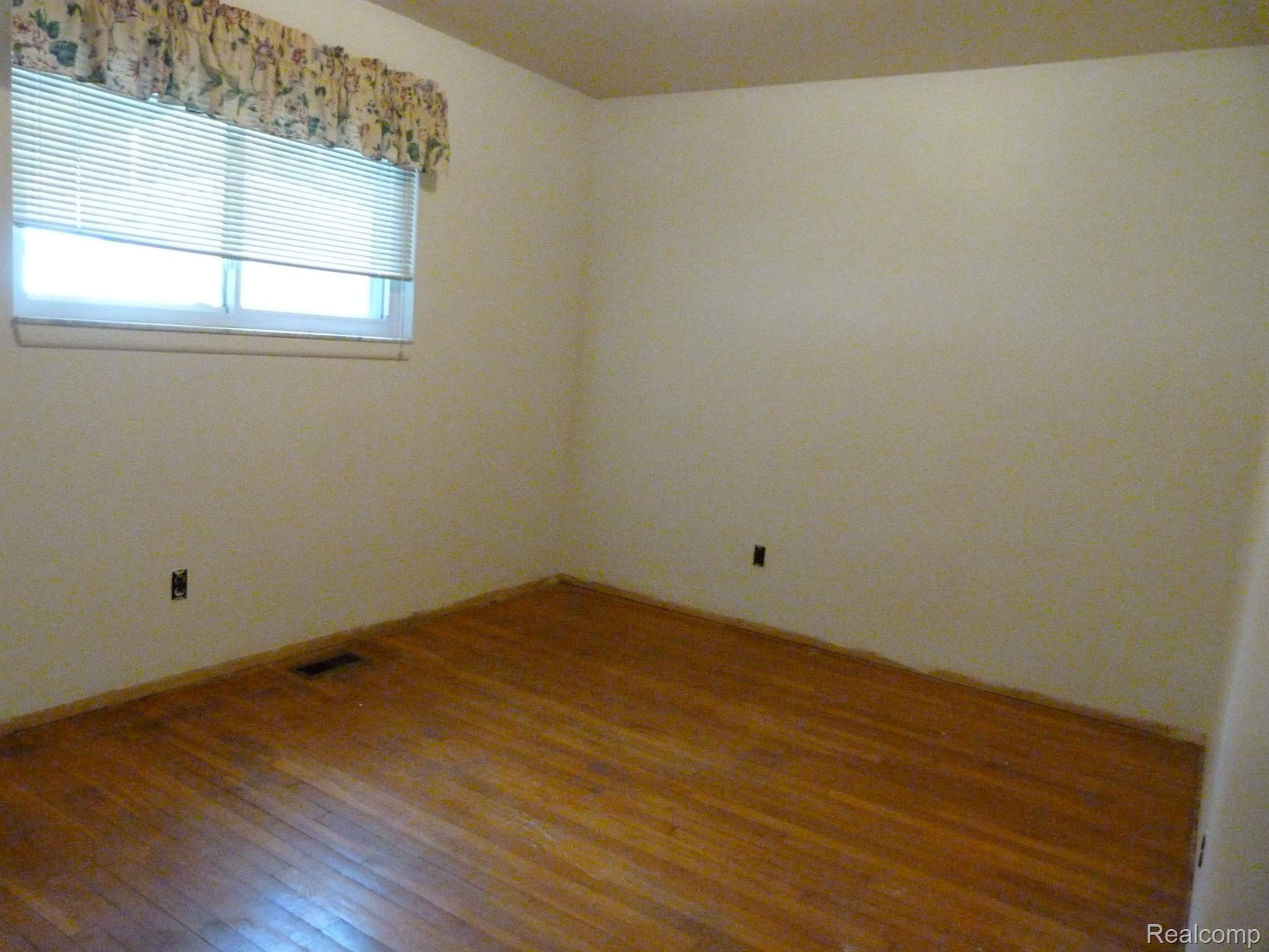 24699 Cunningham Avenue Warren, MI 48091 - Photo 9 of 14