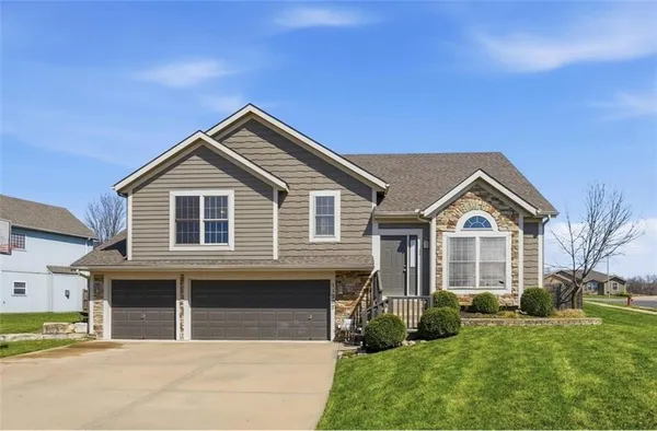 $390,000 | 11207 North Summit Street, Kansas City, MO 64155