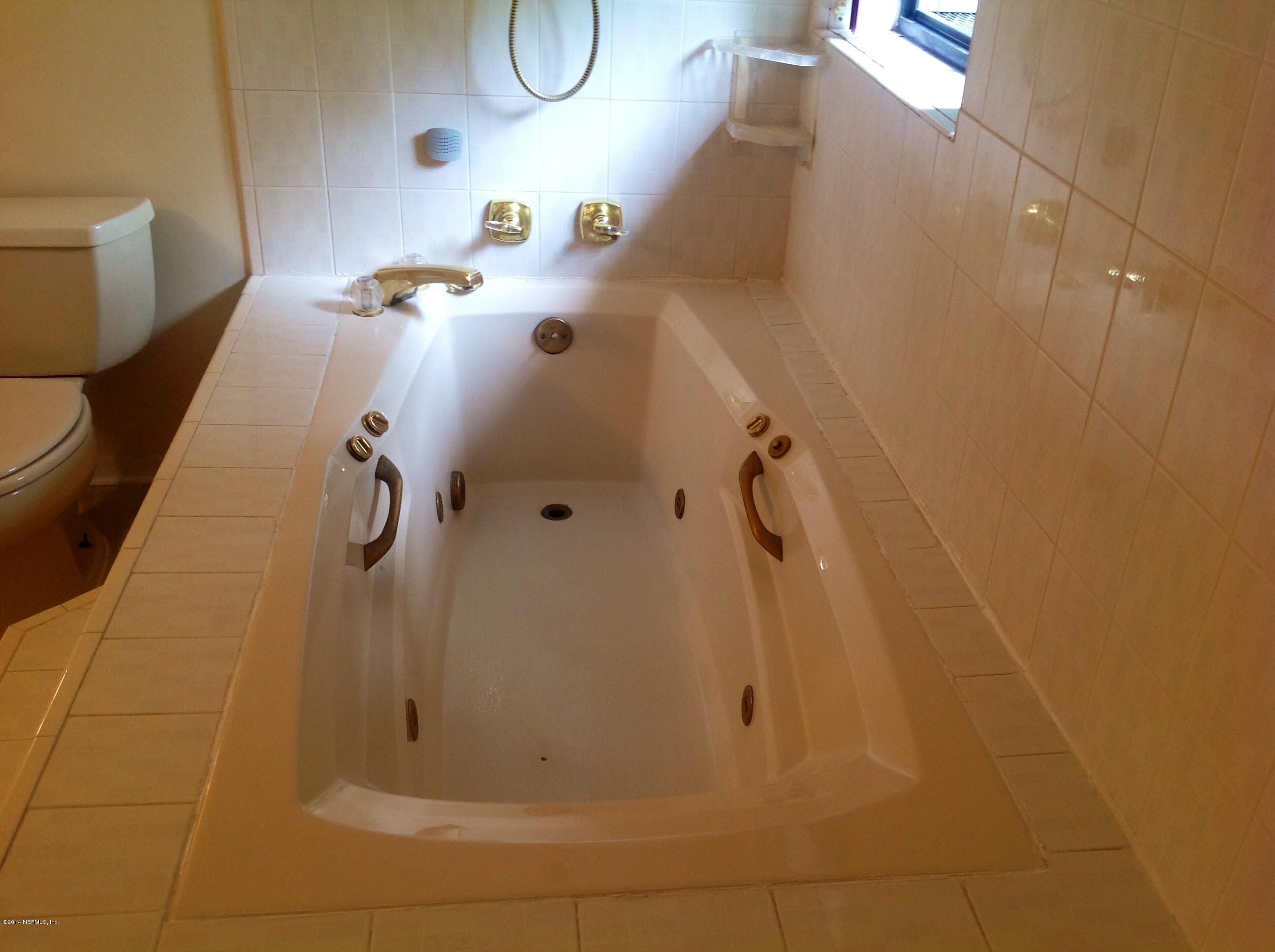 3451 Capper Road Jacksonville, FL 32218 - Photo 17 of 40 Master jetted tub