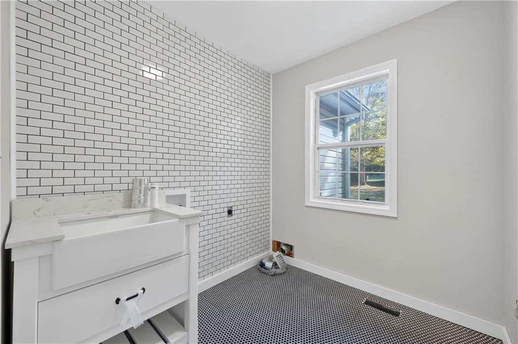 4460 Suwanee Dam Road Suwanee, GA 30024 - Photo 19 of 38 a utility room with dryer and washer